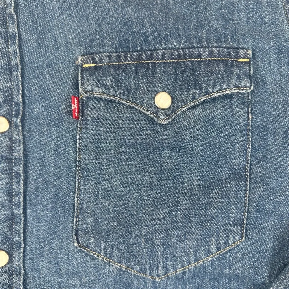 NWT Levis Denim Shirt Mens Medium Blue The Western Standard Fit Snap Button